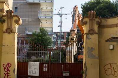 Bari, addio all'antica sede della Birra Peroni: le ruspe la stanno radendo al suolo